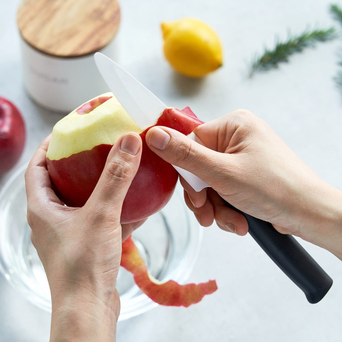 京セラ セラミックナイフ(包丁)でリンゴを剝いている画像
